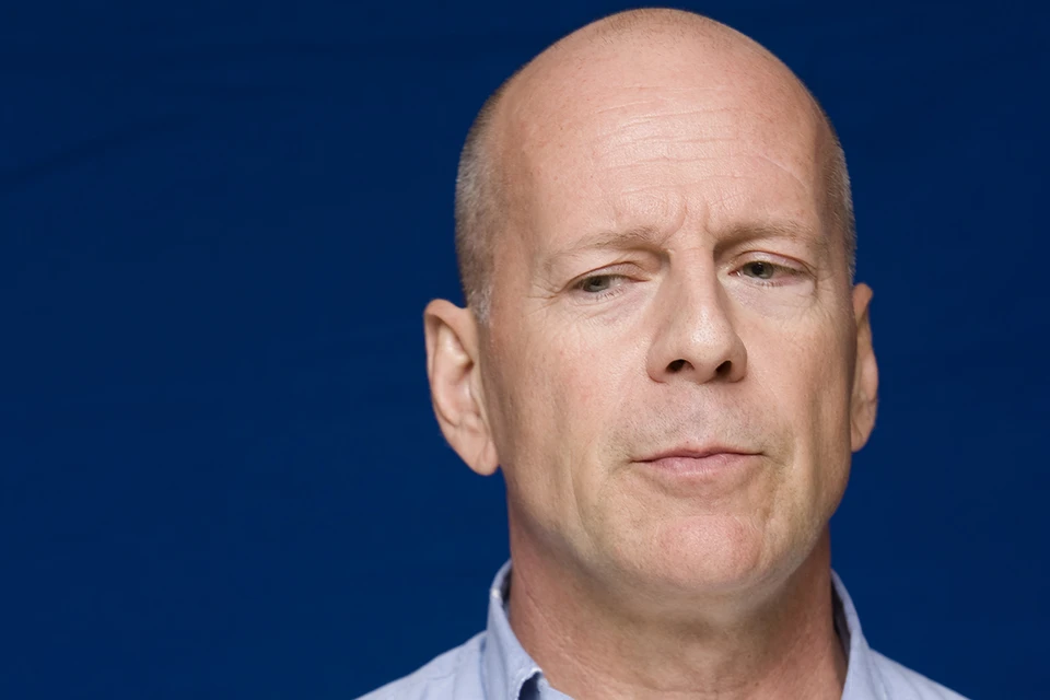 70-летний Брюс страдает неизлечимой болезнью - лобно-височной деменцией. Из-за этого он три года назад объявил об окончании карьеры.