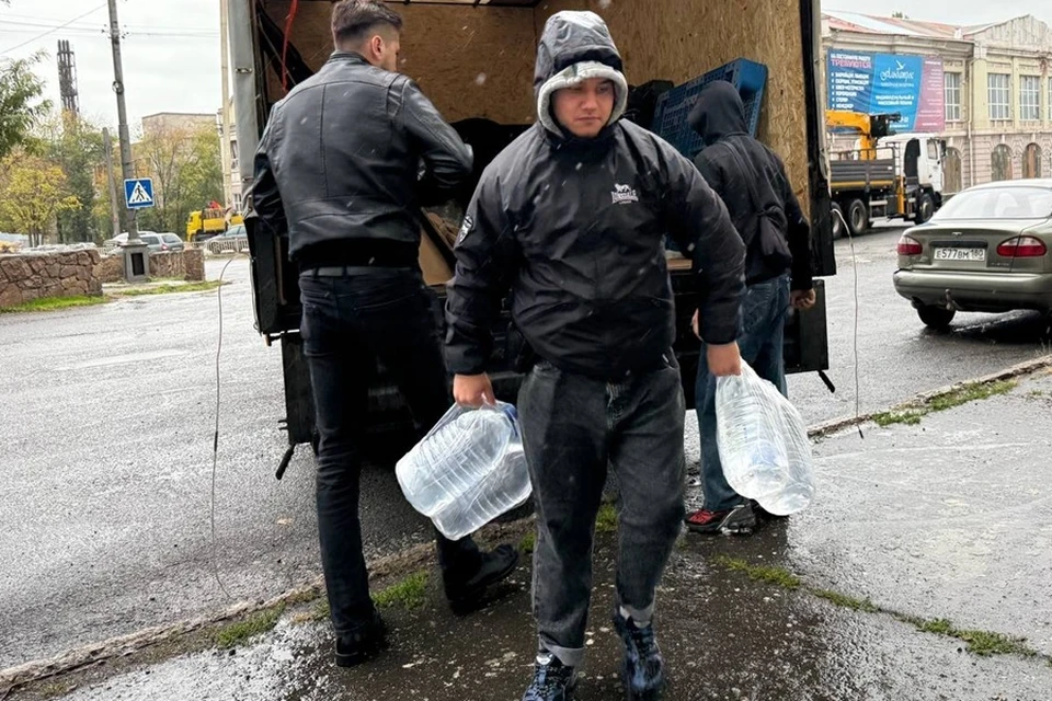 В Центр помощи Патриаршей гуммисии в Мариуполе передали 750 литров питьевой воды. Фото: Штаб #МЫВМЕСТЕ в Мариуполе