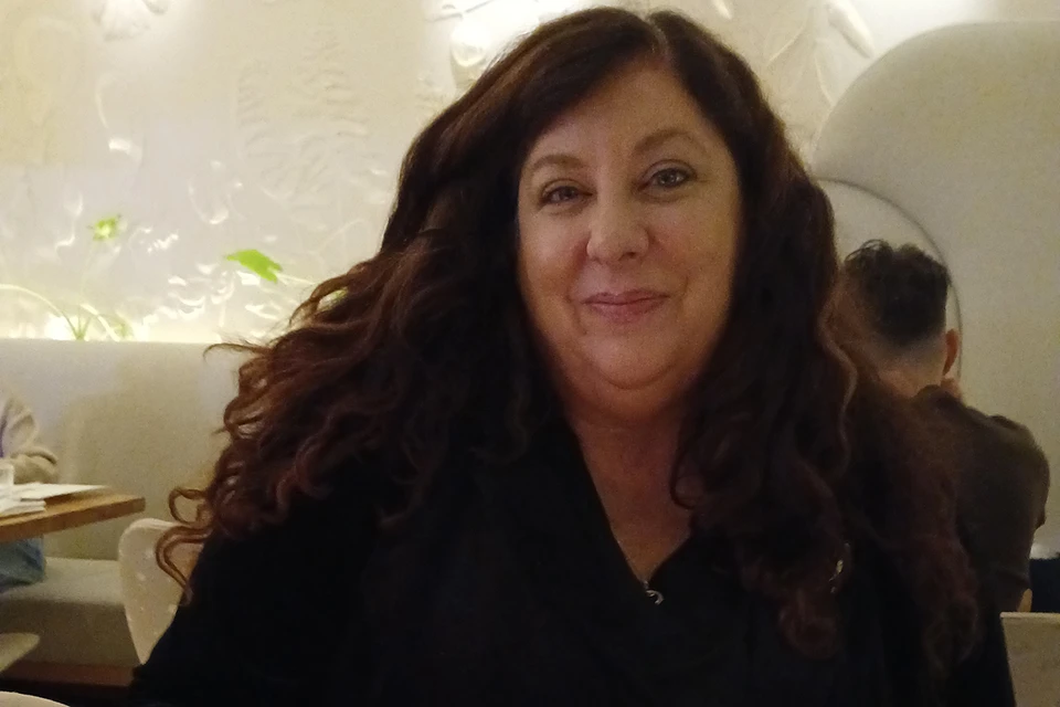 Бывшую помощницу Джо Байдена Тару Рид в США затравили за рассказ о его домогательствах. Сейчас она живет и работает в России.