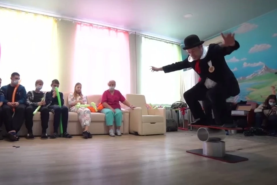 В Донецке перед маленькими пациентами выступил цирк во главе с Эдгаром Запашным. Фото: Фонд «Орион»