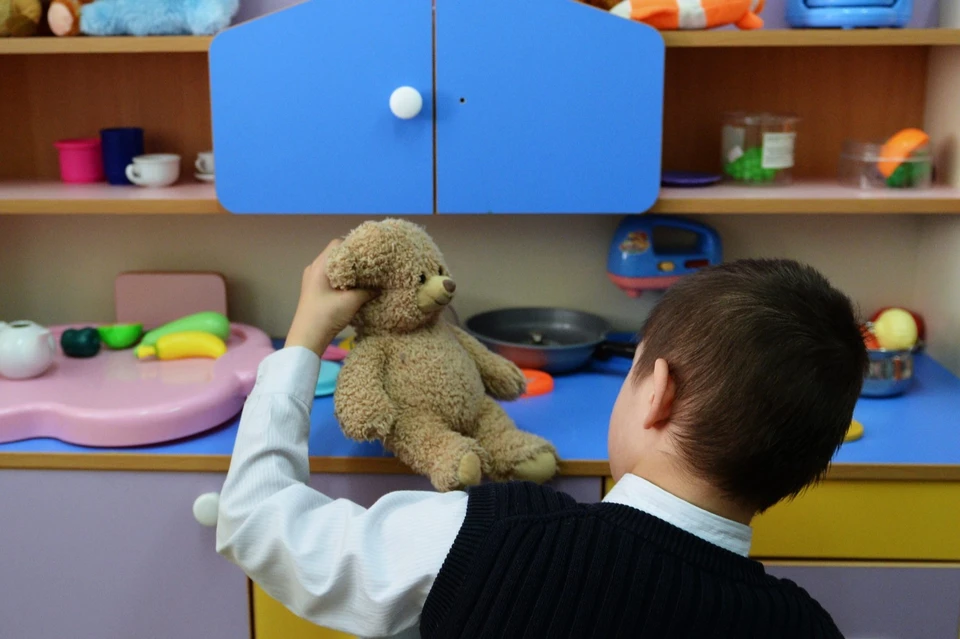 Работница детсада схватила ребенка за руку и протащила на весу.