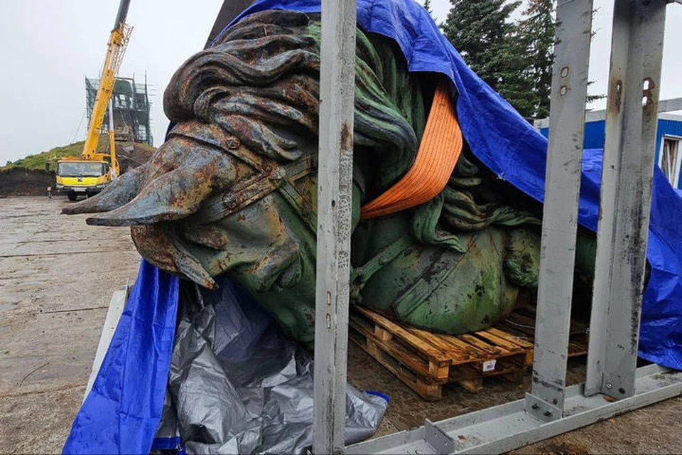 Накануне последнюю часть статуи сняли с постамента и увезли в специальный цех на реставрацию. Фото: t.me/sulaevufa