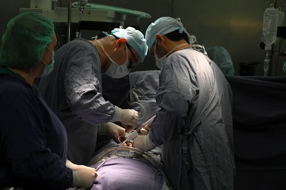 Хирурги пришили мужчине почти ампутированную кисть руки.