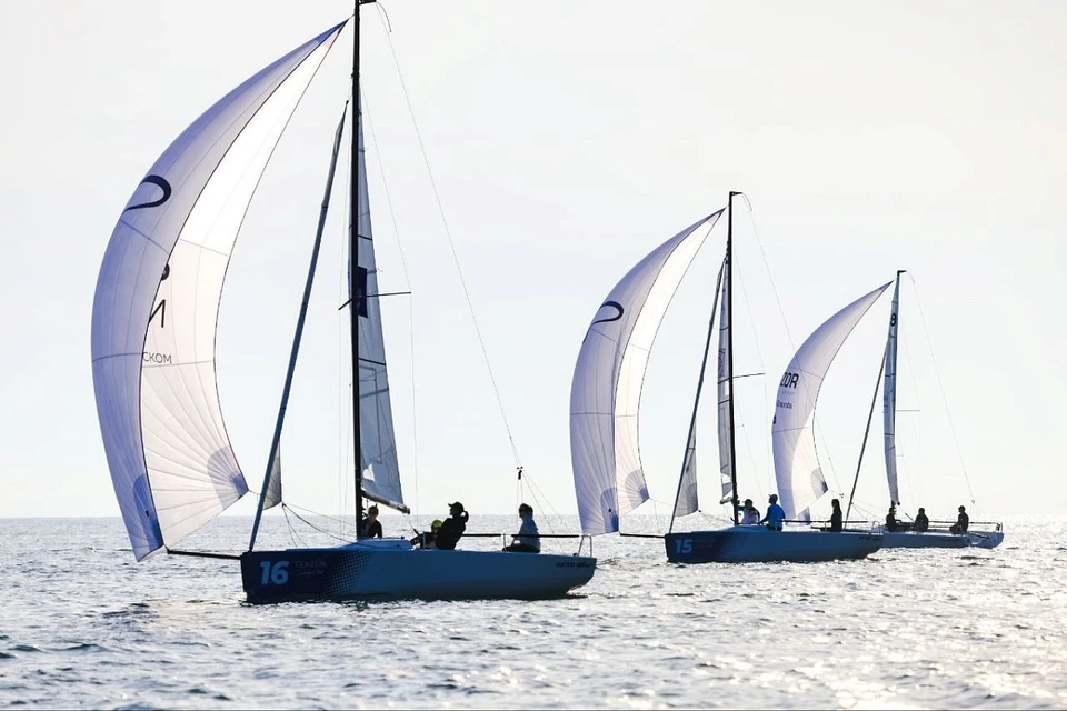 Более 70 яхтсменов открыли гранд-финал парусных соревнований в Сочи. Фото: пресс-служба мэрии города