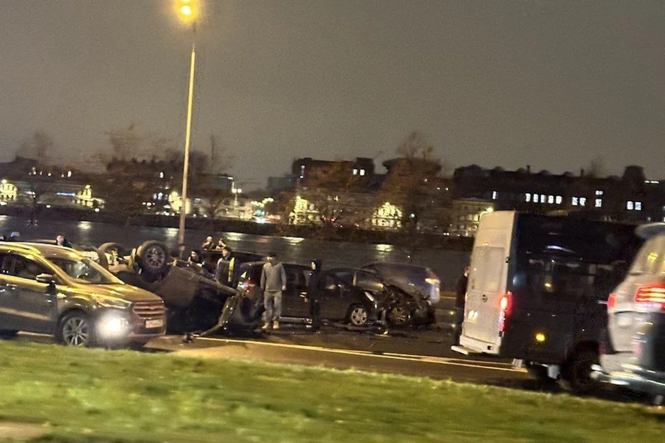 Одна из машин перевернулась. Фото: t.me/Megapolisonline