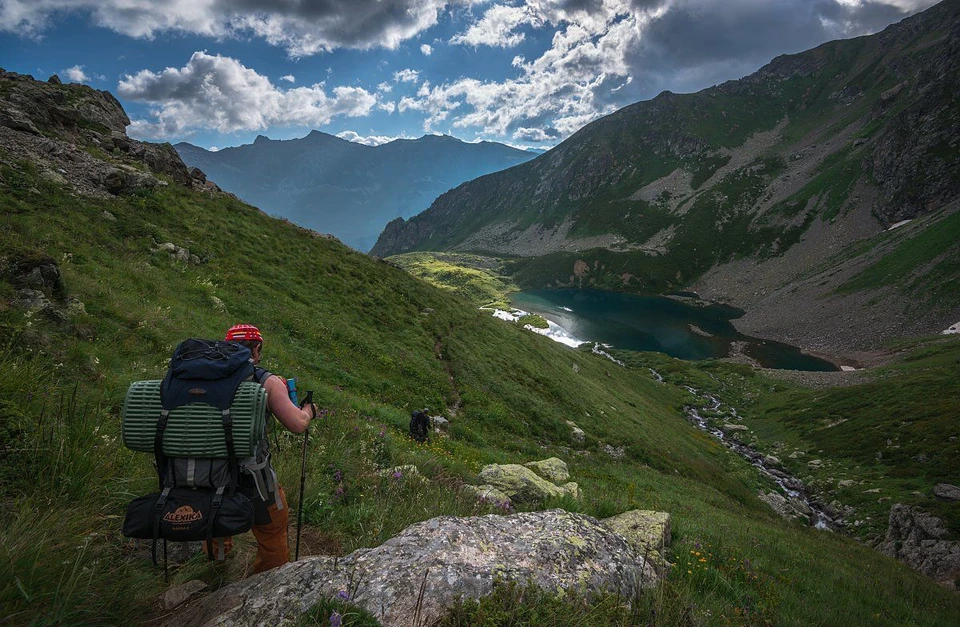 На перевале Кичи-Муруджу двое туристов оступились и сорвались со склона. Фото: Агиров Тимур