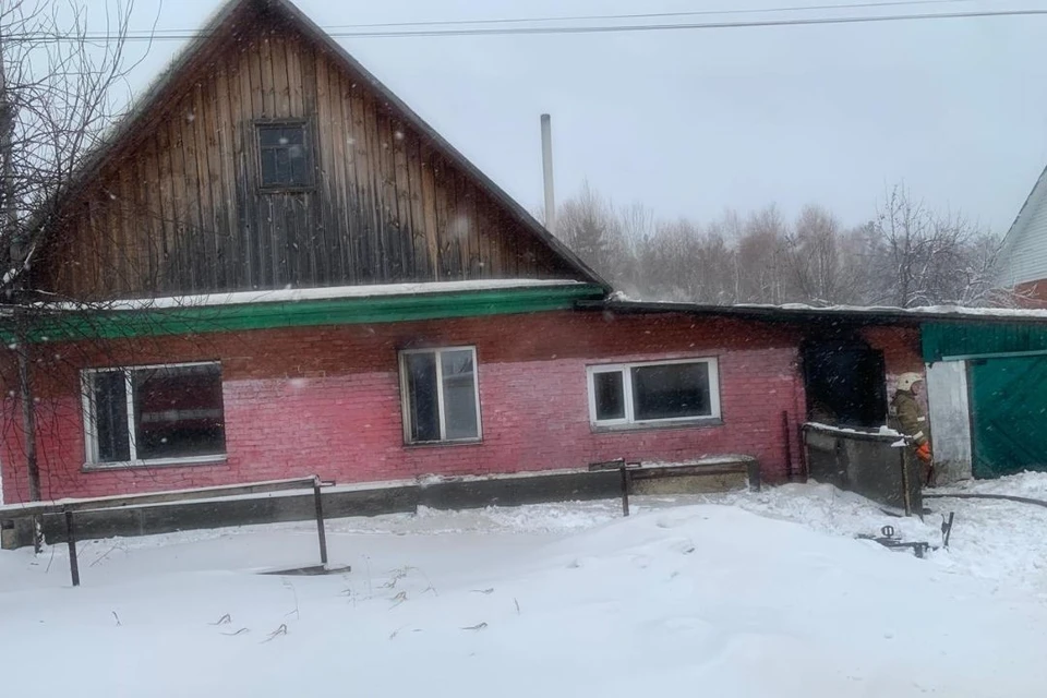 В Сузуне сгорел дом, где жила 12-летняя девочка-инвалид — мать вернулась пьяная, когда пожар уже потушили. Фото: СУ СК России по Новосибирской области.