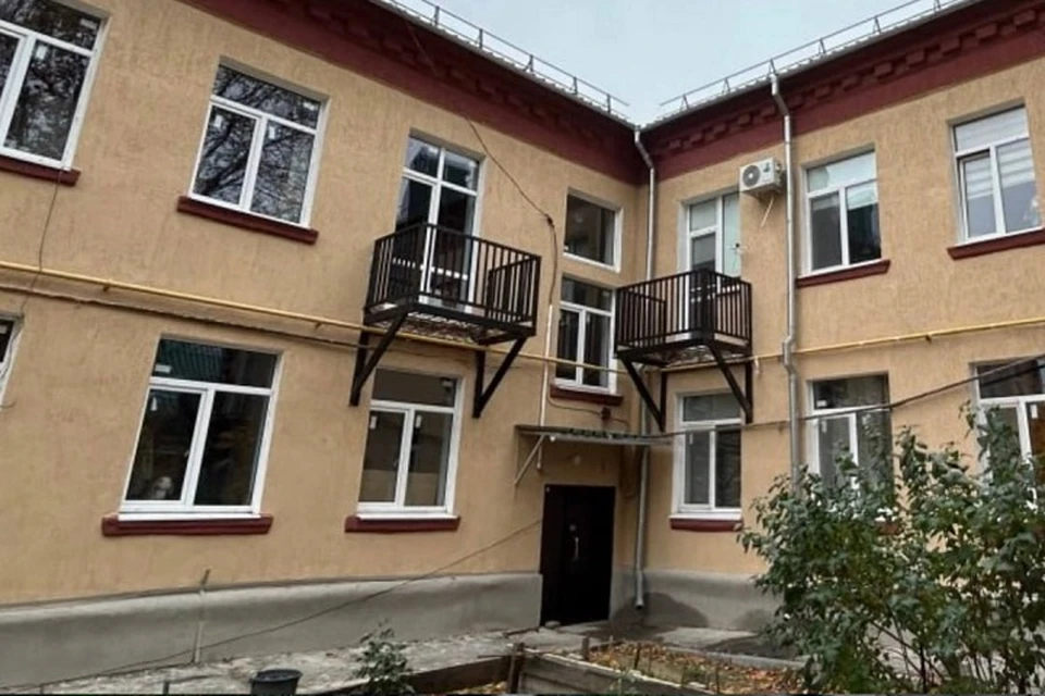 В Ильичевском районе Мариуполя восстанавливают дом на улице Деловой. Фото: «РКС-НР»