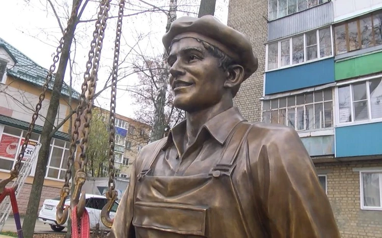 В Орловской области установили скульптуру «Рабочий завода»