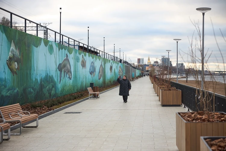 Кадки с цветами, детская площадка и мурал с рыбками: как выглядит новый участок набережной Камы