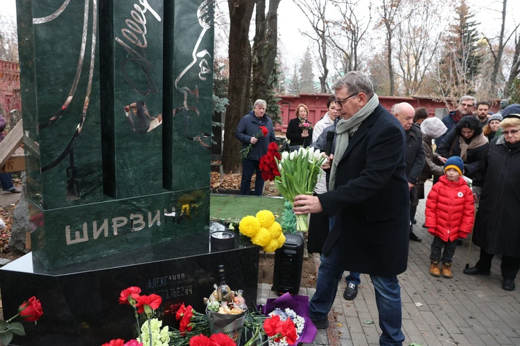 Кусочек сцены, гвоздь и бутылка водки от Хазанова: как выглядит необычный памятник с «багажником» Александру Ширвиндту