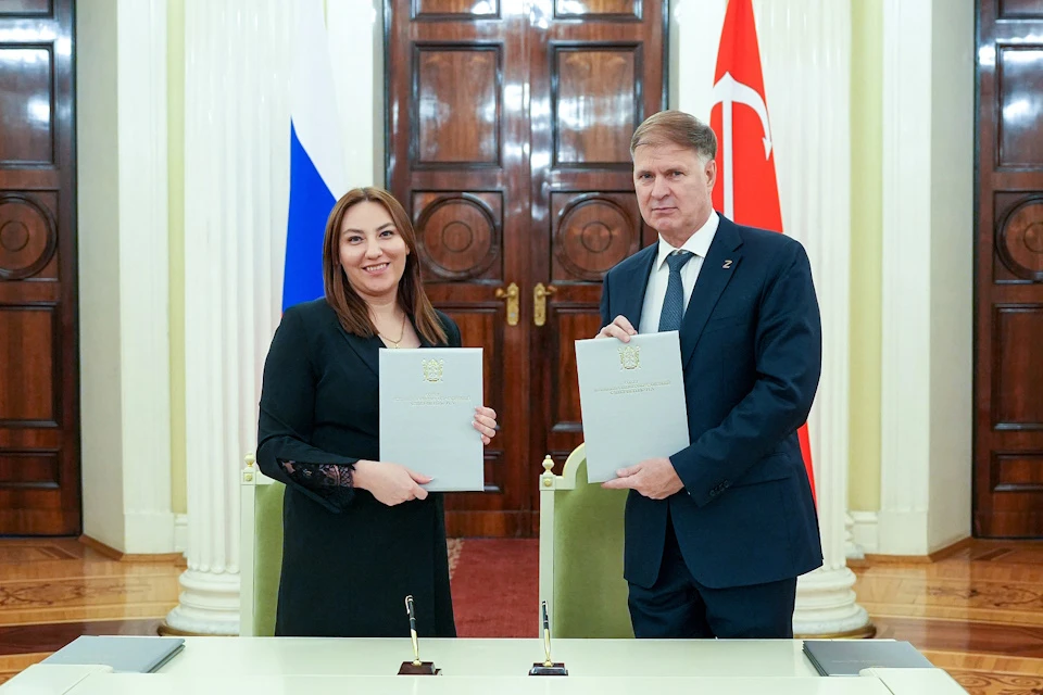 Соглашение подписали председатели Советов Евгения Кузьменко и Всеволод Беликов Фото: Законодательное Собрание Санкт-Петербурга