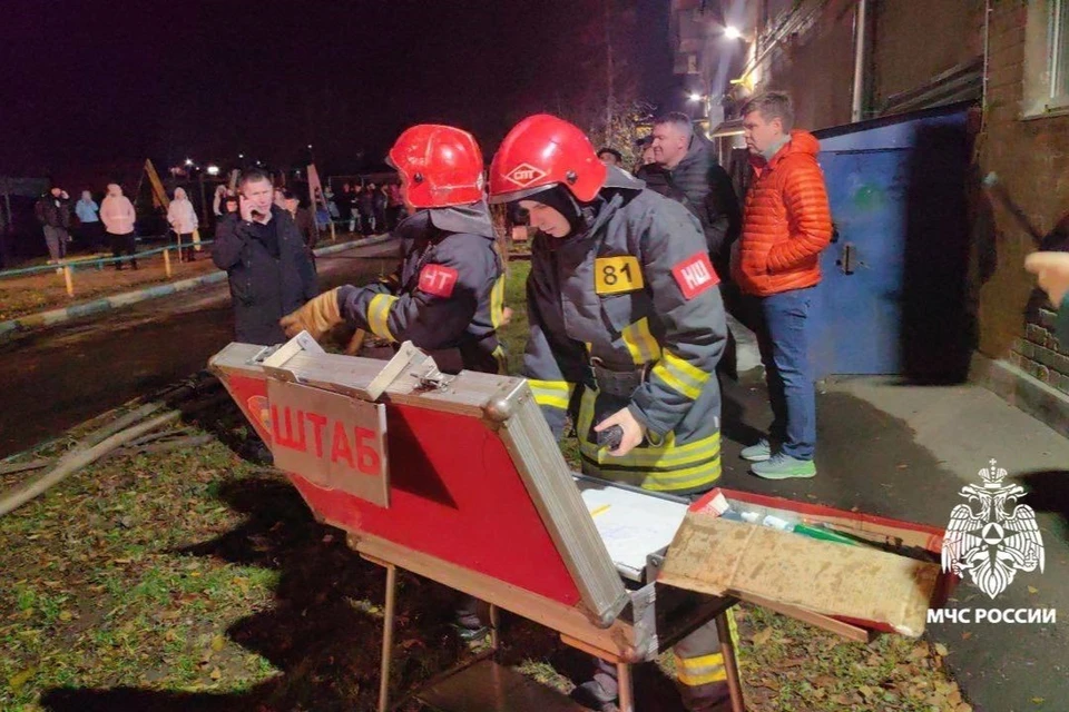 На месте происшествия продолжают работать экстренные службы.