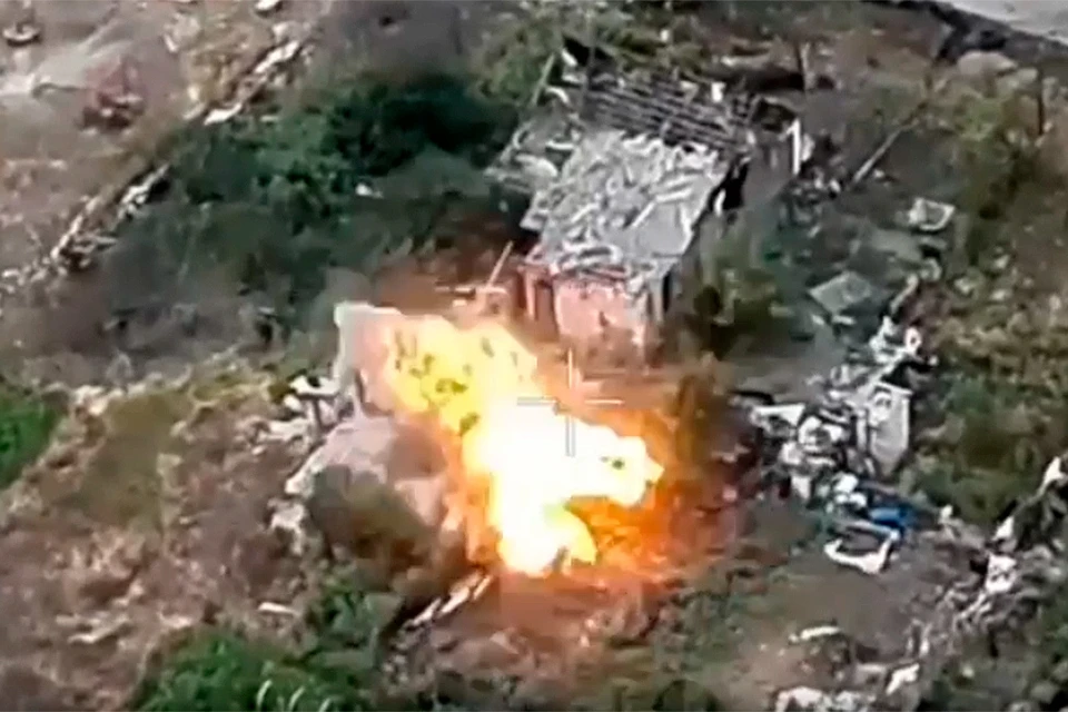 Минобороны России публикует кадры уничтожения пункта управления БПЛА ВСУ расчетами ударных беспилотников «Молния-2»