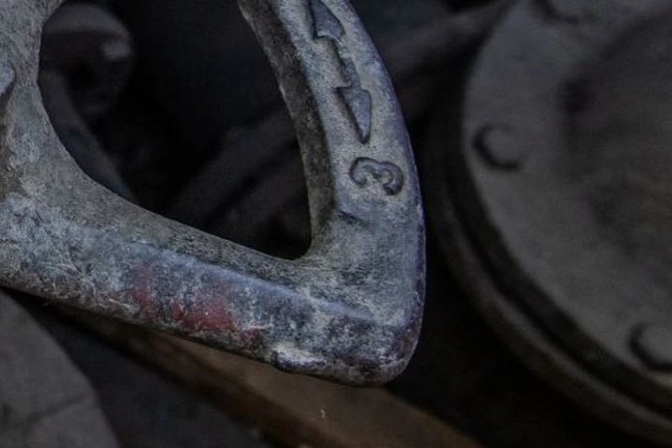 Ремонтная бригада устраняет дефект на теплотрассе