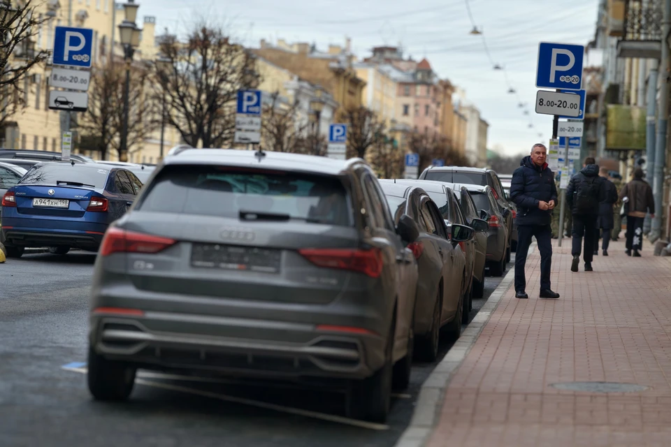 По словам мэра, главной причиной нововведения является злоупотребление бесплатными парковками.