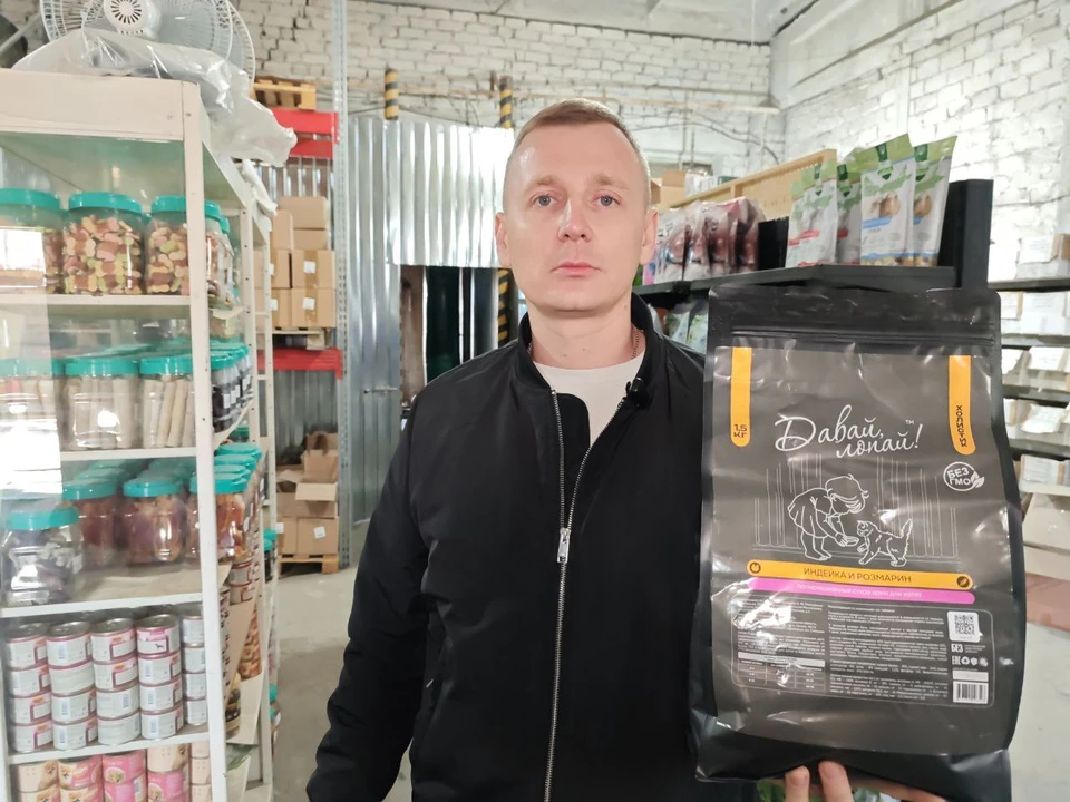 Илья Чучукало со своей продукцией для домашних питомцев.