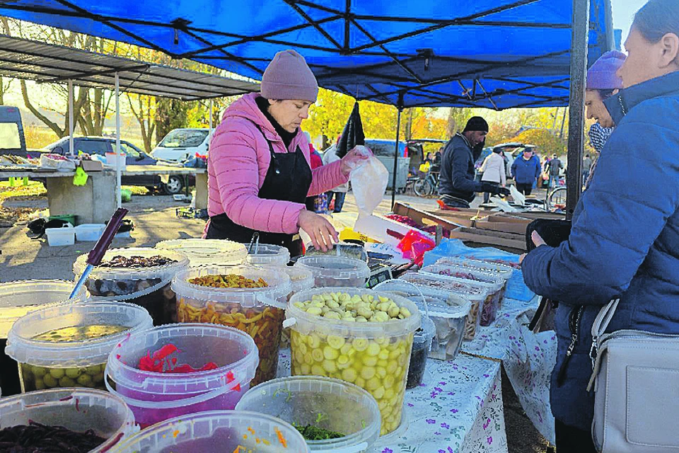 Ярмарка - это не бездушный супермаркет: здесь можно общаться и торговаться. Пресс-служба министерства промышленности и торговли ХО