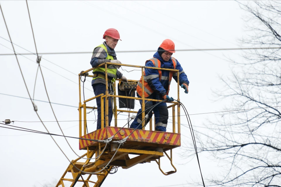 Восстановительные работы бригады электриков ведут с ночи.