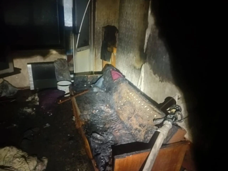 На месте происшествия работали шесть спасателей. Причины пожара и ущерб от него предстоит установить. Фото: Управление по ГОЧС и ПБ Мурманской области / vk.com/murman01