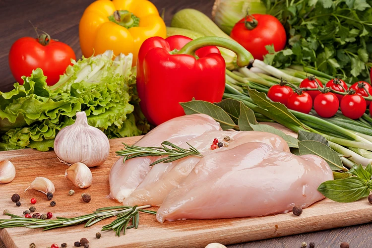 Мыть курицу опасно для здоровья: Какая еще привычка на кухне грозит отравлением