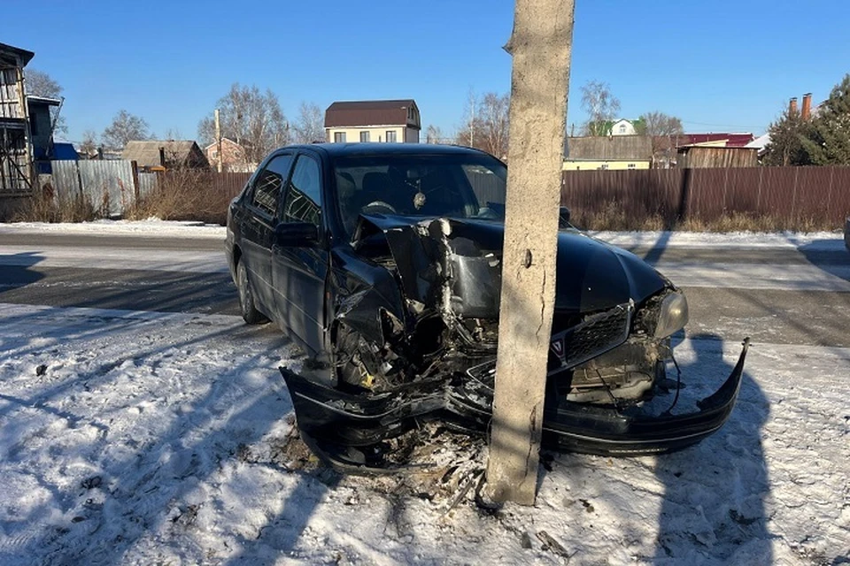 Иномарка врезалась в электроопору в Хабаровском крае Фото: Госавтоинспекции УМВД России по Комсомольску