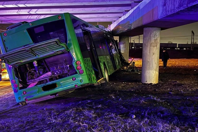 Автобус врезался в опору моста в Челябинске: семь человек пострадали