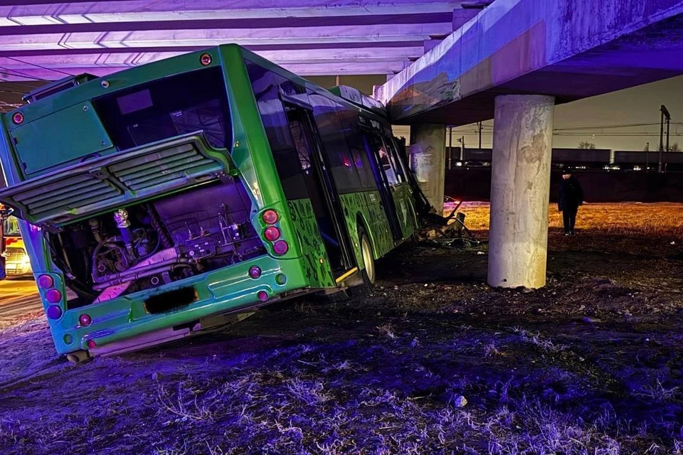 Водитель съехал с дороги и врезался в опору моста. Фото: ГАИ Челябинска