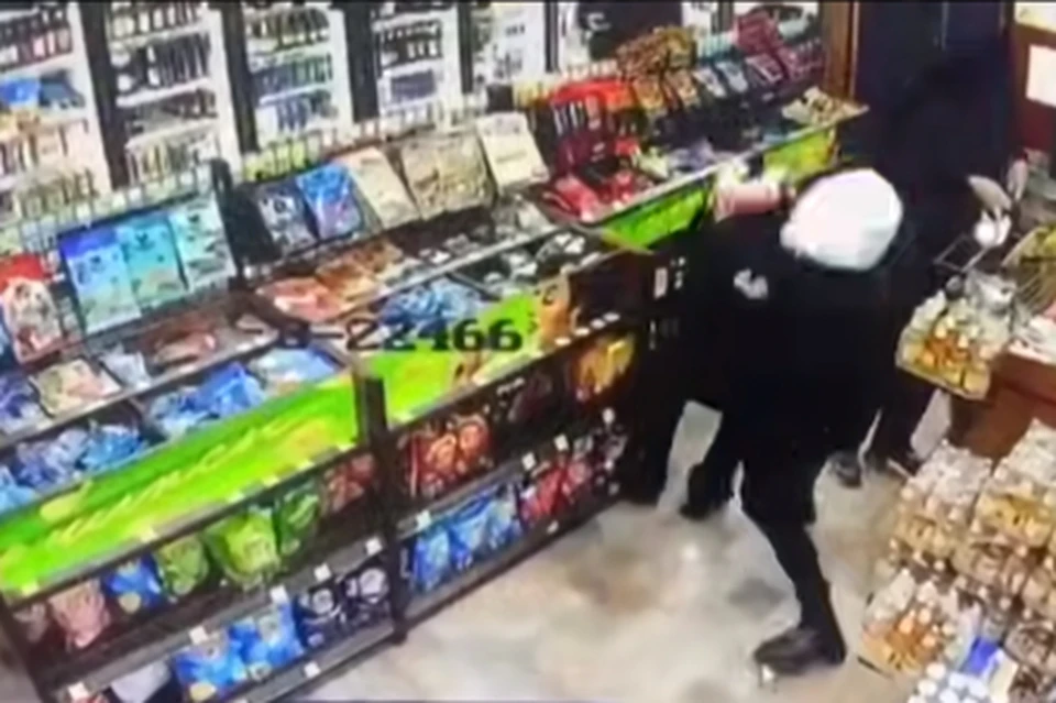 Полиция разыскивает женщину, напавшую на продавца в Иркутске.