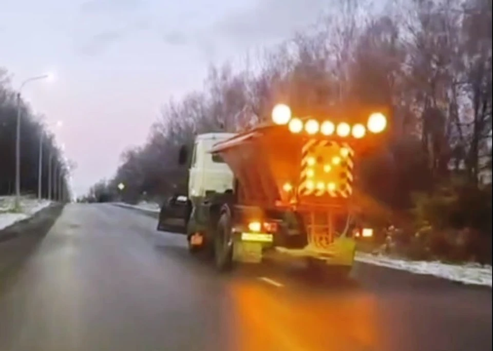 Коммунальщики Калуги вывели спецтехнику на городские магистрали.