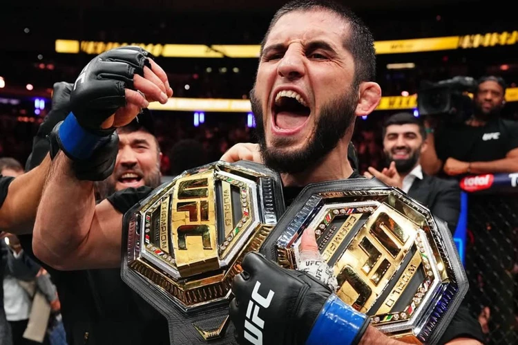 «Вся моя жизнь была ради поясов»: Ислам Махачев стал чемпионом UFC в полусреднем весе