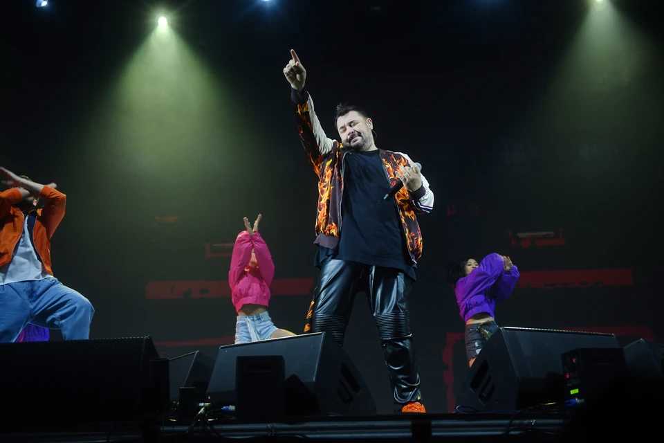 На концерте группы «Руки вверх» в Кемерове зрителей засыпали воздушными шарами.