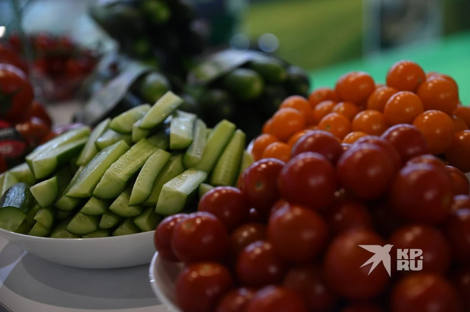 В Свердловской области за октябрь 2025 года выросла цена на огурцы и помидоры