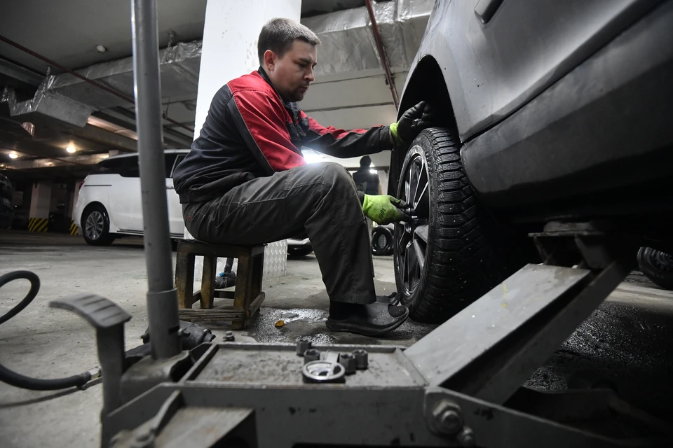 При температуре ниже +5 градусов летние шины теряют эластичность и сцепление с дорогой.
