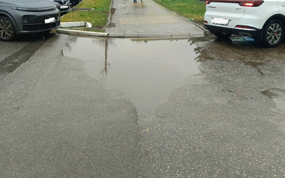 На улице Плеханова в Калуге требуется ремонт пешеходной зоны.