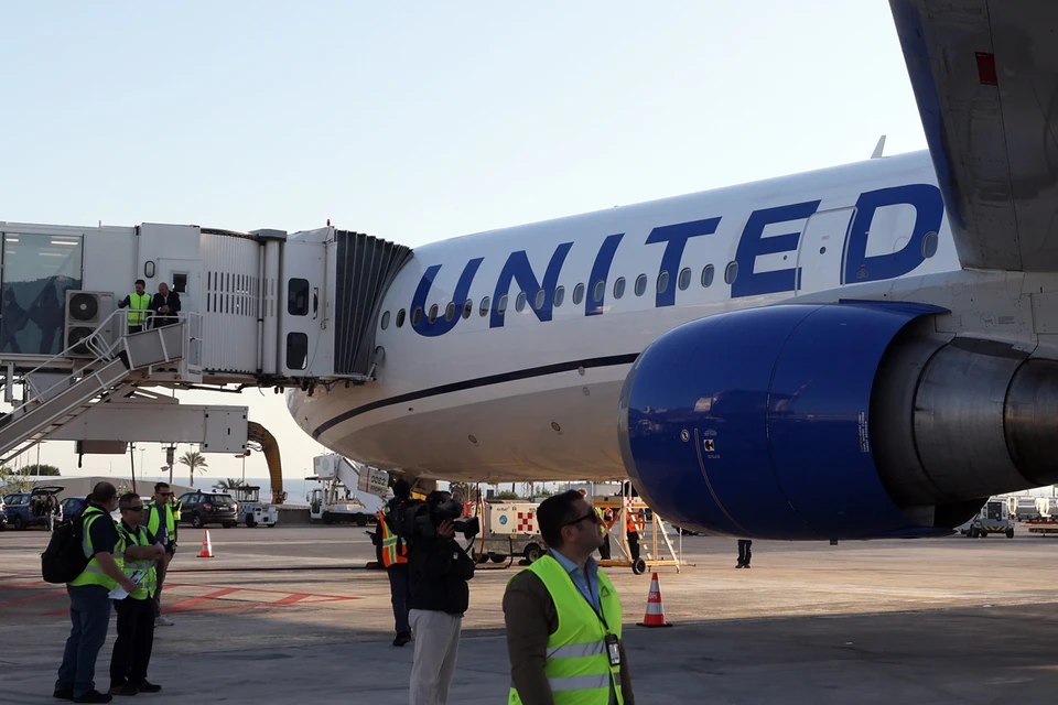 Авиакомпания United Airlines сообщила, что правоохранительные органы провели обыск в самолете