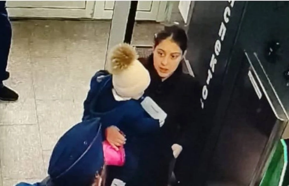 Приметы женщины: средний рост, глаза и волосы темные. Скриншот записи с камеры видеонаблюдения СУ СКР по Липецкой области.