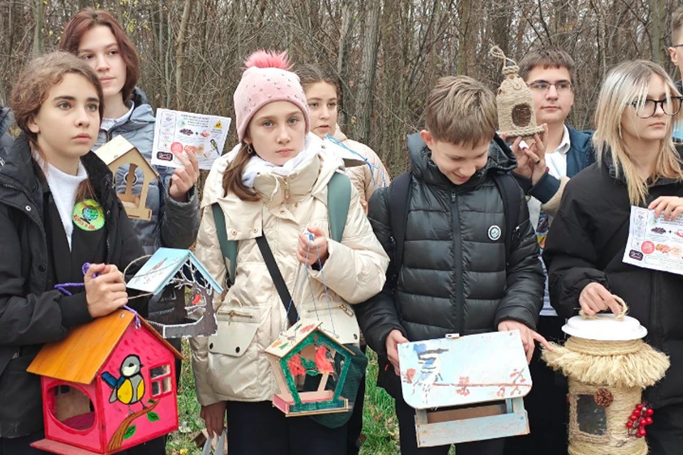 Ребята вышли в парк, чтобы развесить кормушки.