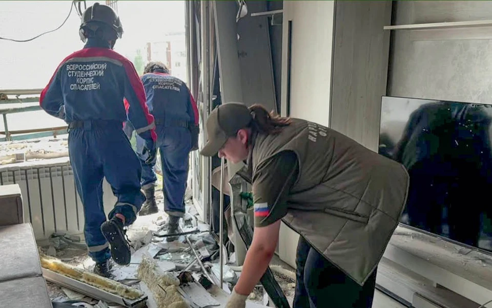 Волонтеры Народного фронта устраняют последствия обстрелов. Фото: Народный фронт