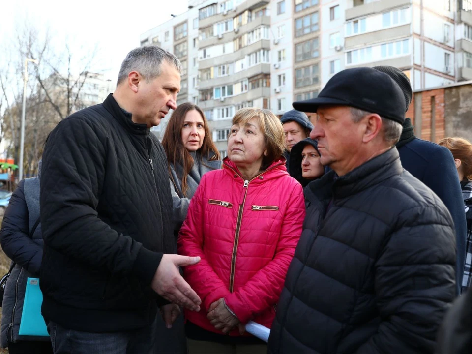 В выходные глава Самары встретился с жителями города, которые обращались к нему ВКонтакте и через мессенджер МАХ. Фото: телеграм-канал Ивана Носкова