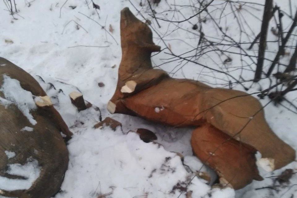 Вандалы испортили уникальную скульптуру в парке. Фото: соцсети мэра Саянска Александра Ермакова.