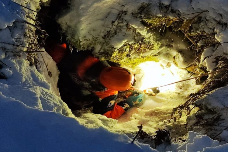 Не исключено, что оказались под землей: спасатели спустились в глубокую пещеру в поисках пропавшей семьи Усольцевых