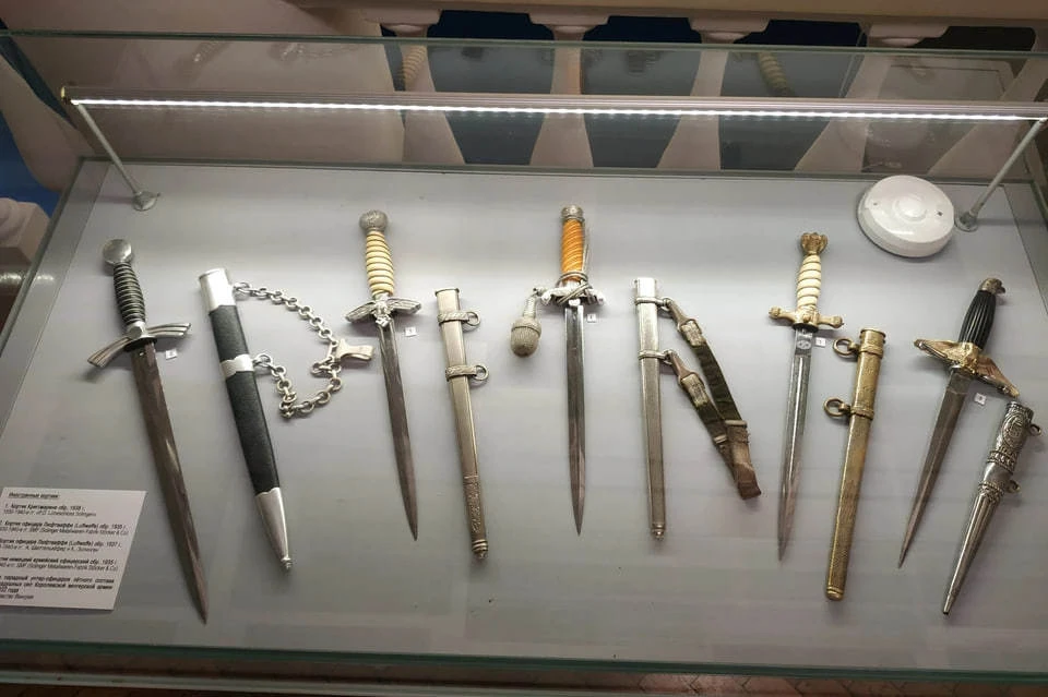 В фондах музея представлено свыше 200 образцов холодного оружия.