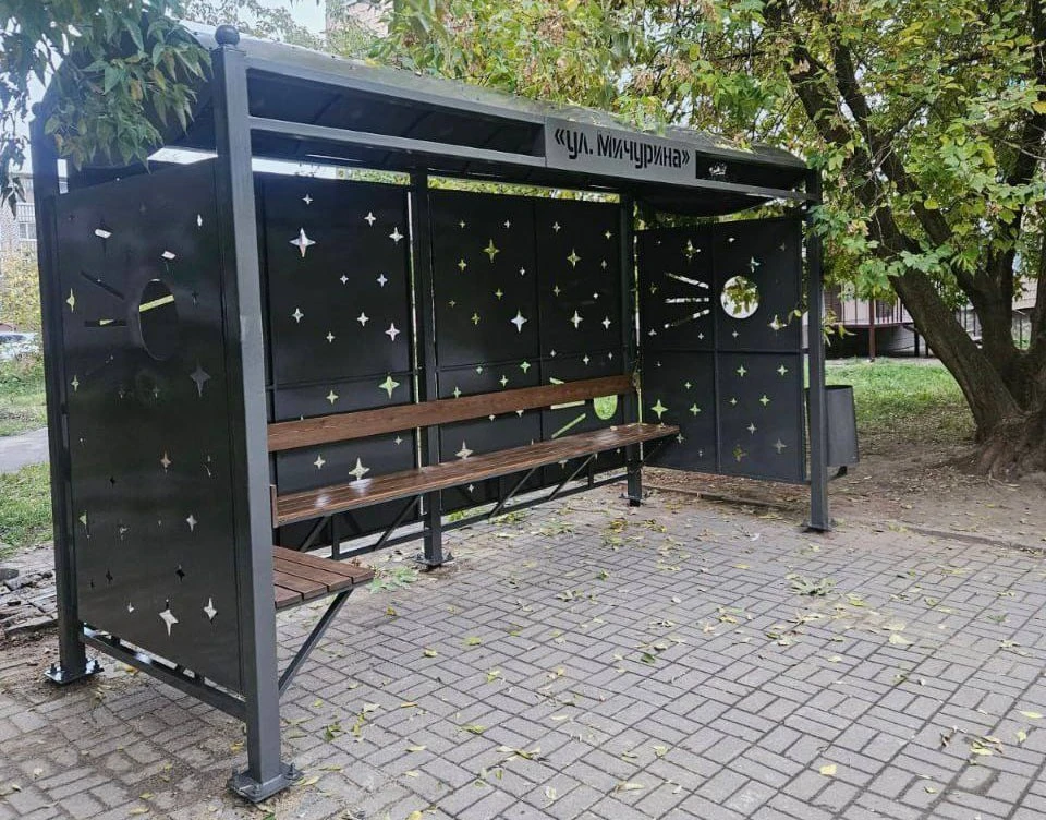 В Калуге установили новые остановки с космическим дизайном.