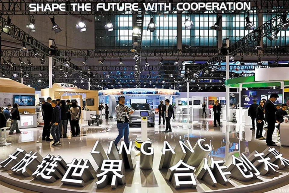 Участники посещают выставочный стенд, представляющий специальную зону Shanghai Lingang, на Восьмой Китайской международной выставке импортных товаров и услуг, проходившей в Шанхае. 5 ноября. ЧЖАН ВЭЙ / CHINA DAILY