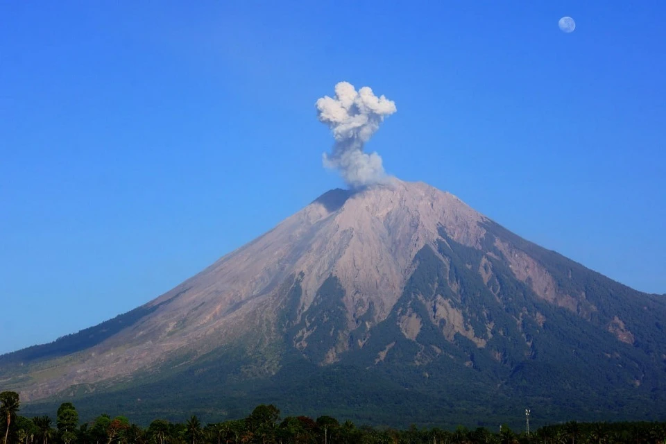 Вулкан Семеру