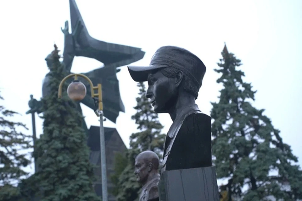 Молодогвардейцы возложили цветы к бюсту «Корсы». Фото: МГЕР в ДНР