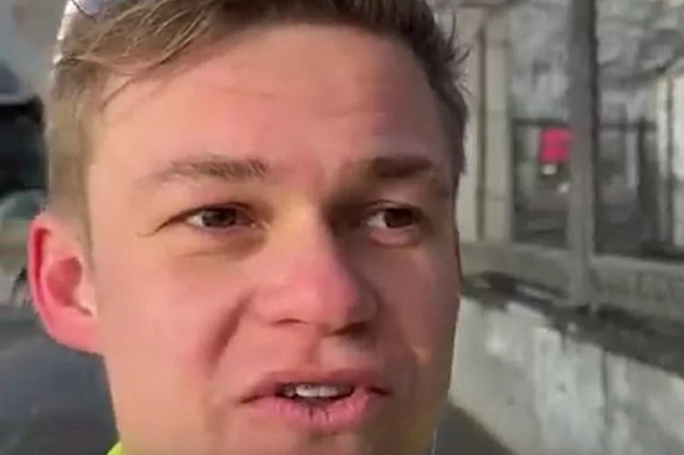 Блогер путешествует по России в ярко-кислотном спортивном костюме. Фото: скриншот видео