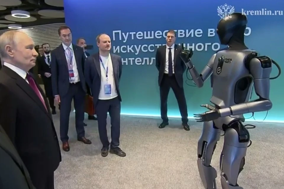Путин в шутку посоветовал Грефу не испытывать терпение ИИ-робота, фото: скриншот из видео