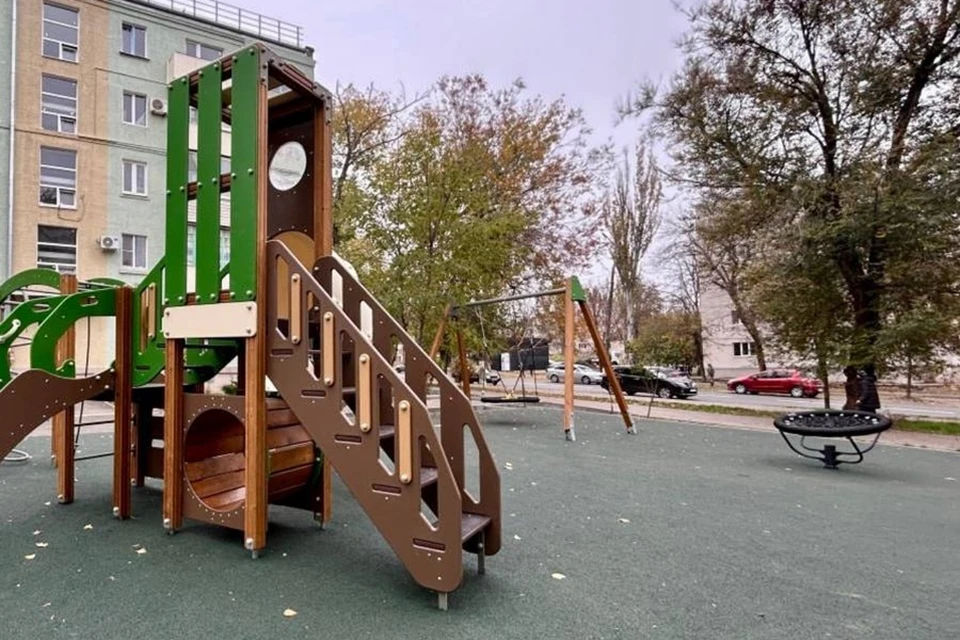 В Мариуполе завершили благоустройство дворов сразу в двух домах. Фото: РКС-НР